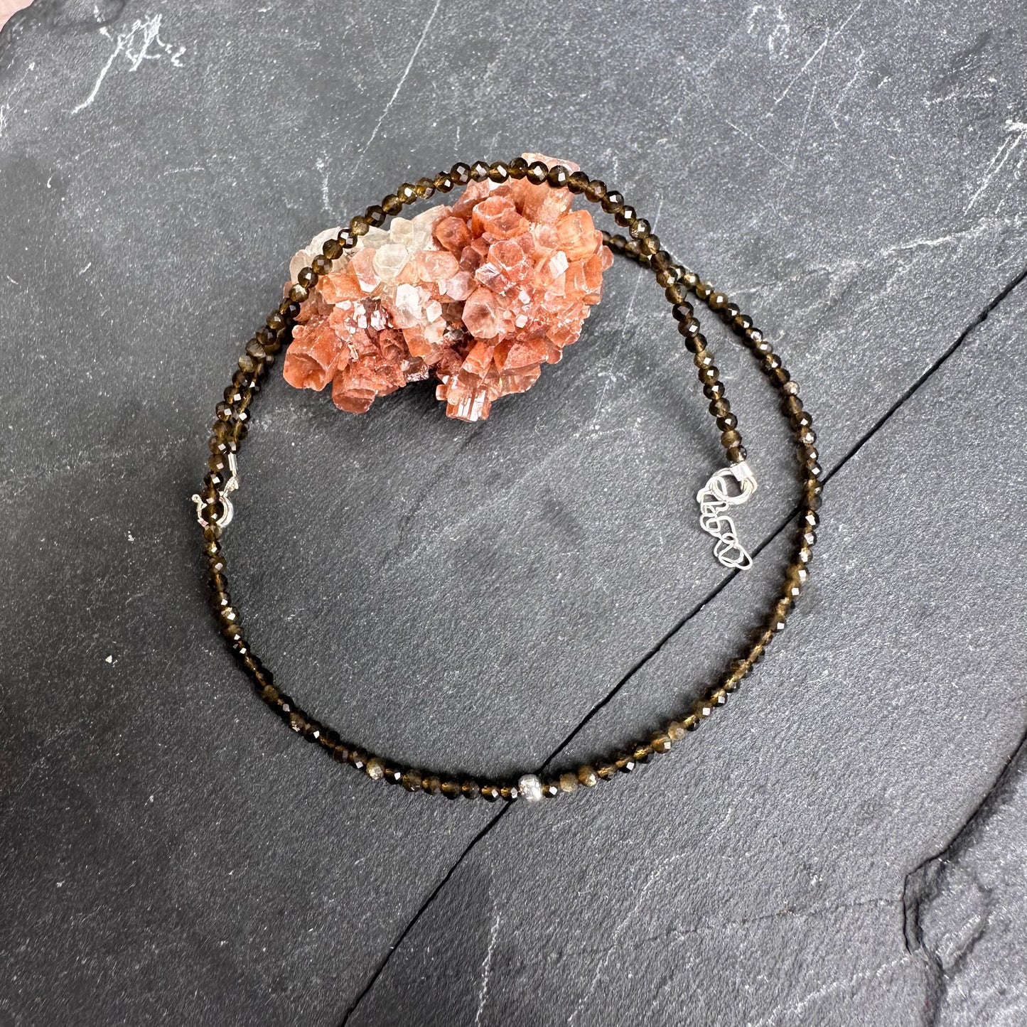 Grounded Glow - Obsidian auriu - Choker cu cristale naturale