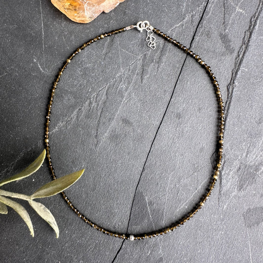 Grounded Glow - Obsidian auriu - Choker cu cristale naturale
